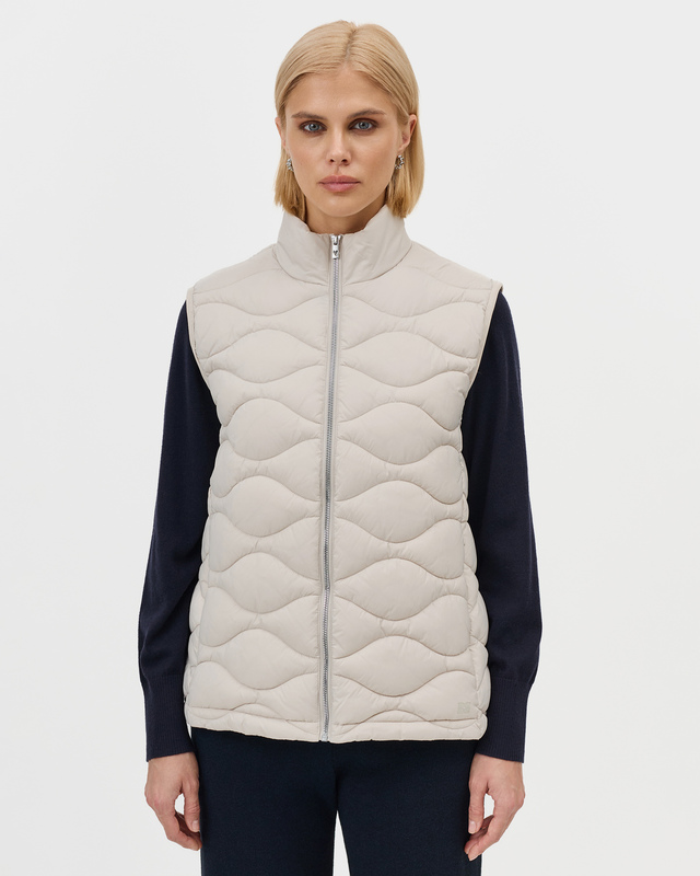 Утепленный жилет с волнообразной стежкой и боковыми карманами