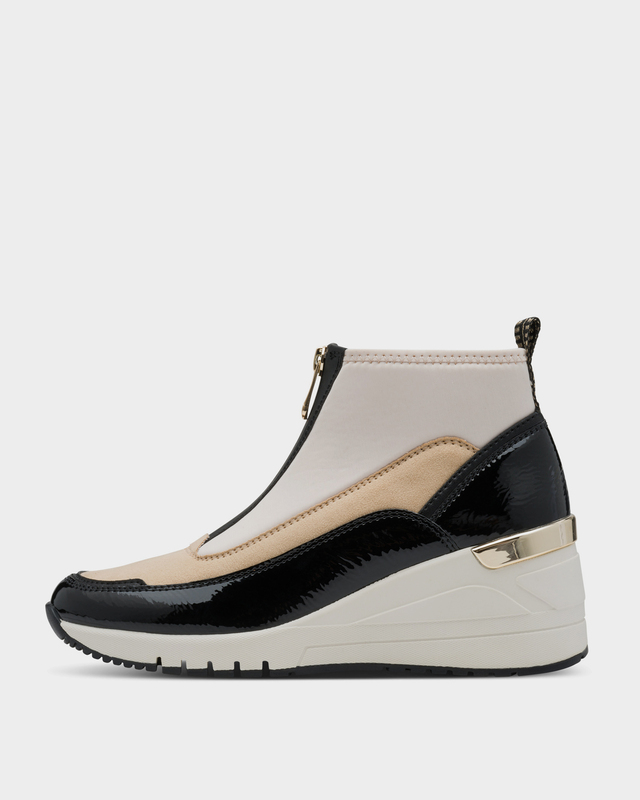 Кроссовки со съемной стелькой на танкетке