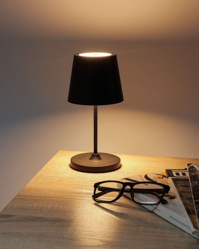 Беспроводная аккумуляторная настольная лампа с регулировкой высоты