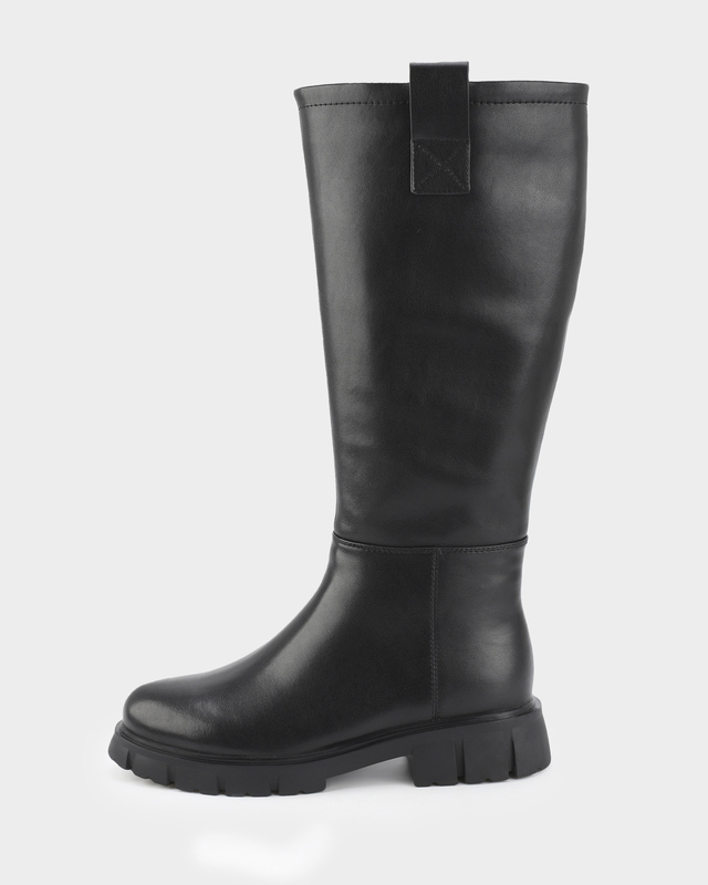 Сапоги из натуральной кожи на широкой нескользящей подошве 8990₽