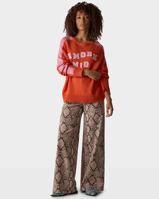 Широкие джинсы со змеиным принтом