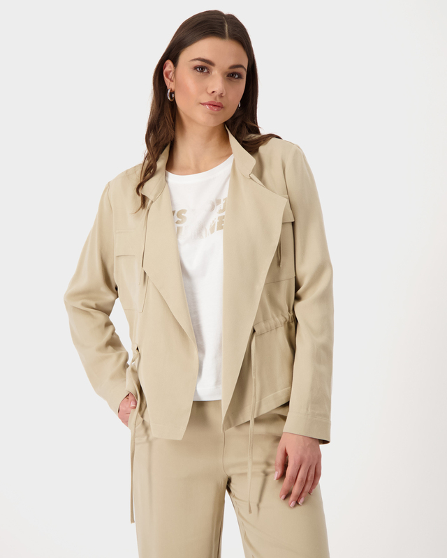 Куртка из лиоцелла с поясом-кулиской и накладными карманами