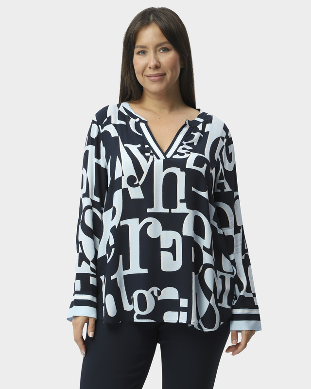 Блузка из вискозы с крупным текстовым принтом