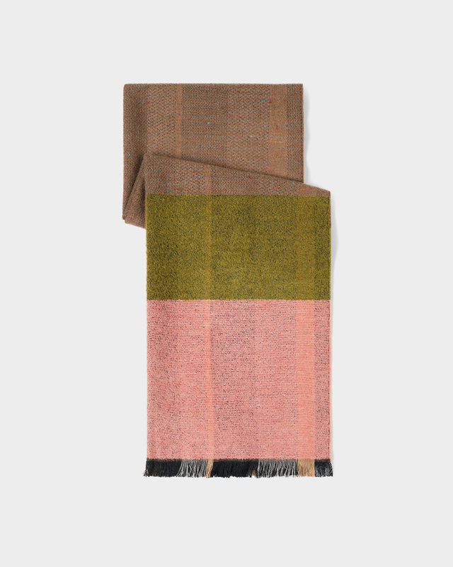 Утепленный шарф с шерстью в составе и бахромой по крям