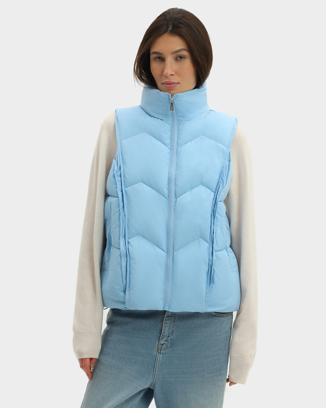 Объемный стеганый жилет с высоким воротником-стойкой
