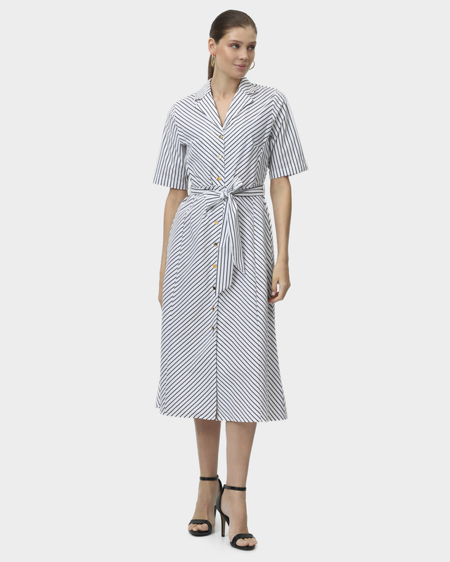 Прямое клиновидное платье-рубашка с отложным воротником с металлическим декором и съемным поясом 4790₽