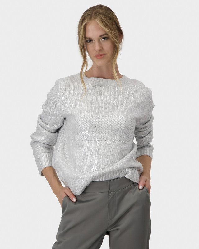 Пуловер с объемным узором на рукавах и металлизированным накатом