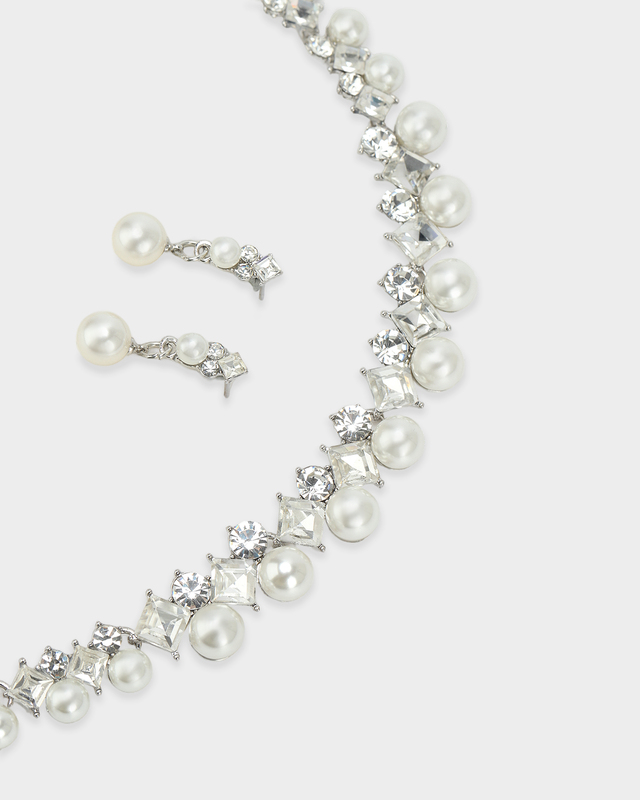 Колье и серьги фантазийной формы с декоративными элементами, имитирующими жемчуг