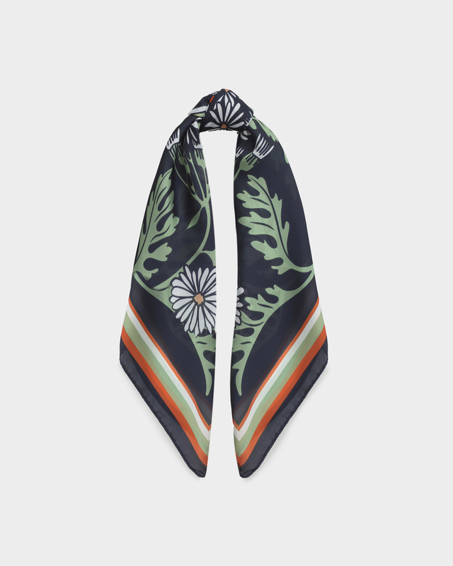 Легкий платок с цветочным узором