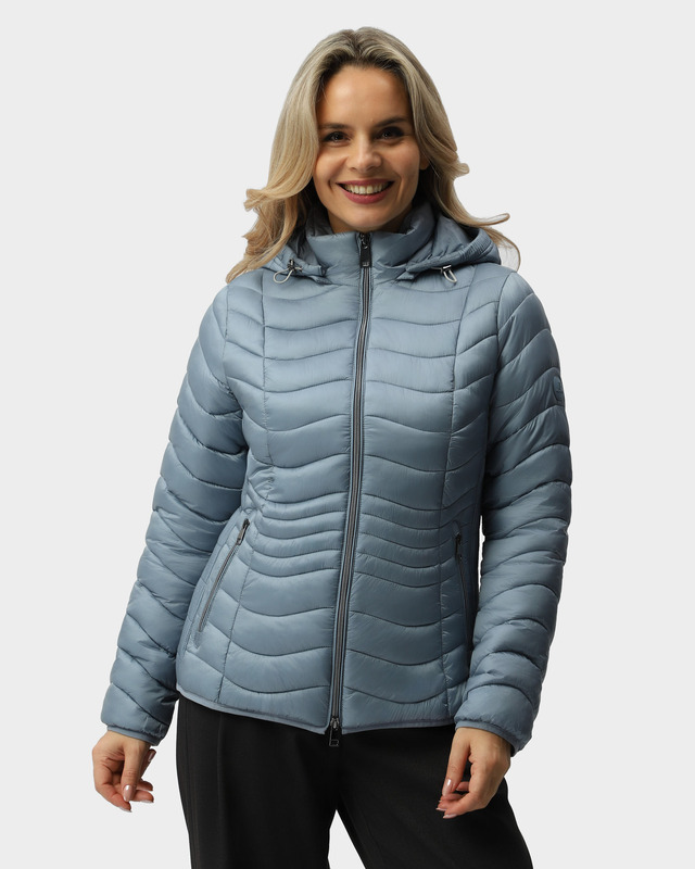 Куртка со стежкой-резинкой по бокам и съемным капюшоном