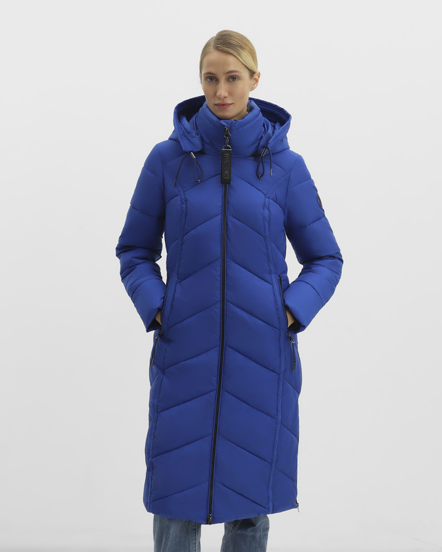 <html> <head></head> <body>  <ul>   <li>Стеганая модель</li>   <li>Рельефные швы на полочке</li>   <li>Высокий воротник-стойка</li>   <li>Плотный материал&nbsp;</li>   <li>Съемный регулируемый капюшон из переработанной ткани</li>   <li>Пуллер с лого</li>   <li>Двусторонняя застежка на молнию</li>   <li>Скрытая ветрозащитная планка</li>   <li>Утепленные боковые карманы на молнии</li>   <li>Внутренний карман на пуговице</li>   <li>Боковые разрезы на молнии&nbsp;</li>  </ul>  <p>Пальто бренда District – идеальный выбор для тех, кто ценит комфорт и стиль. Рельефные швы и диагональная стежка визуально стройнят. Съёмный регулируемый капюшон из переработанной ткани обеспечивает дополнительную защиту от ветра и при необходимости заменяет головной убор. Двусторонняя застёжка на молнию позволяет легко надевать и снимать изделие. Утепленные карманы на молнии предоставляют дополнительное пространство для хранения ваших вещей и согревают руки в холодную погоду. Боковые разрезы на молнии – функциональная деталь, обеспечивающая свободу движений.&nbsp;</p>  <p>Температурный режим от +5 до -10 °С в зависимости от индивидуальных особенностей &nbsp;и соблюдения принципа многослойности.</p>  <p>На модели в кобальтовом синем, темно-зеленом и черном 46-й размер, на модели в темно-зеленом и песочном 54-й размер.</p>  <p>Параметры модели в кобальтовом синем, темно-зеленом и черном: 84-64-94 см<br />    Рост: 180 см</p>  <p>Параметры модели в темно-зеленом и песочном: 104-80-118 см<br />    Рост: 177 см</p>  <p>Если у вас остались вопросы, вы можете написать нам в Telegram:&nbsp;<a href="tel:8-967-111-7811">8-967-111-7811</a>.</p> </body></html>