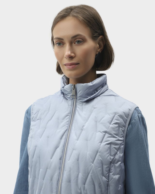 Отыздағы жалаңаш әйел Еск бейнеде көптеген сиқырлар