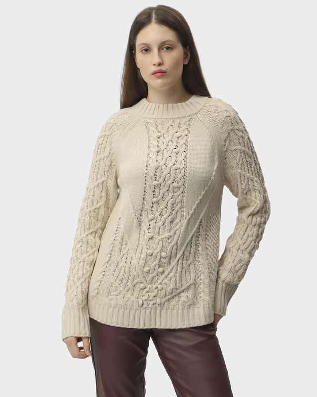 Пуловер плотной фигурной вязки с объемными деталями