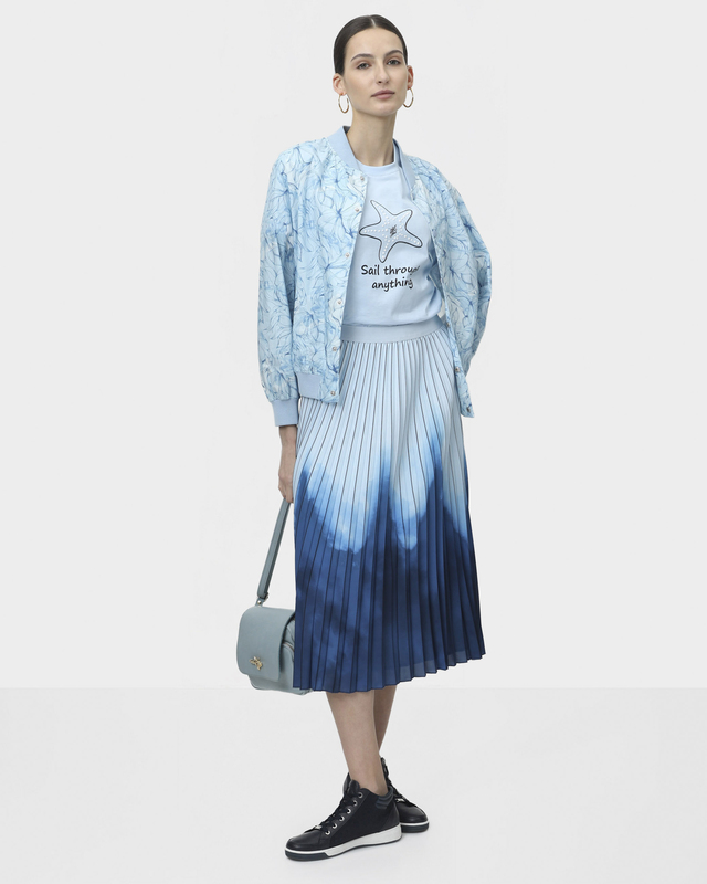 Плиссированная юбка с эффектным абстрактным принтом