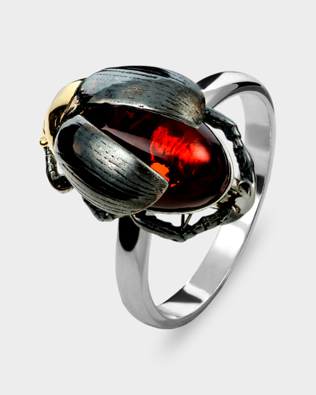 Кольцо из серебра в виде скарабея с балтийским янтарем