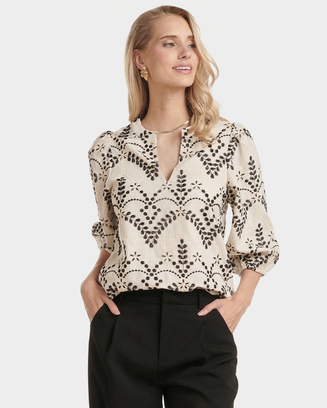 Блузка с цветочной вышивкой