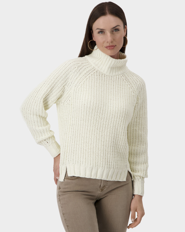 Вязаный свитер с высоким рифленым воротом