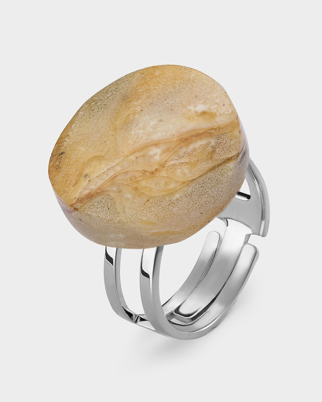 Безразмерное кольцо с крупным янтарем