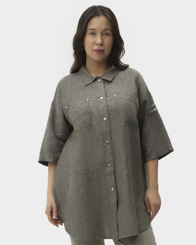 Льняная рубашка с металлическим декором на рукаве