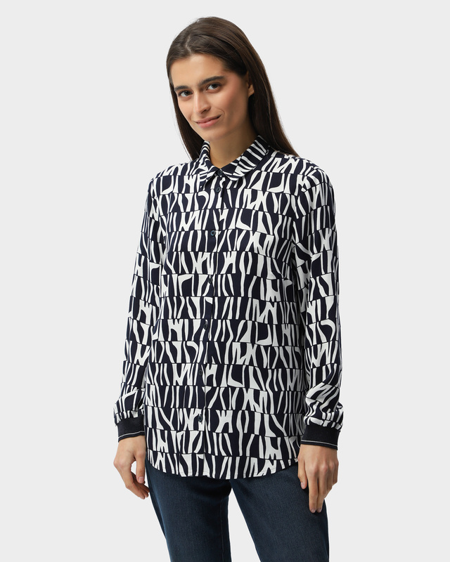 Блузка свободного кроя из мягкого струящегося материала