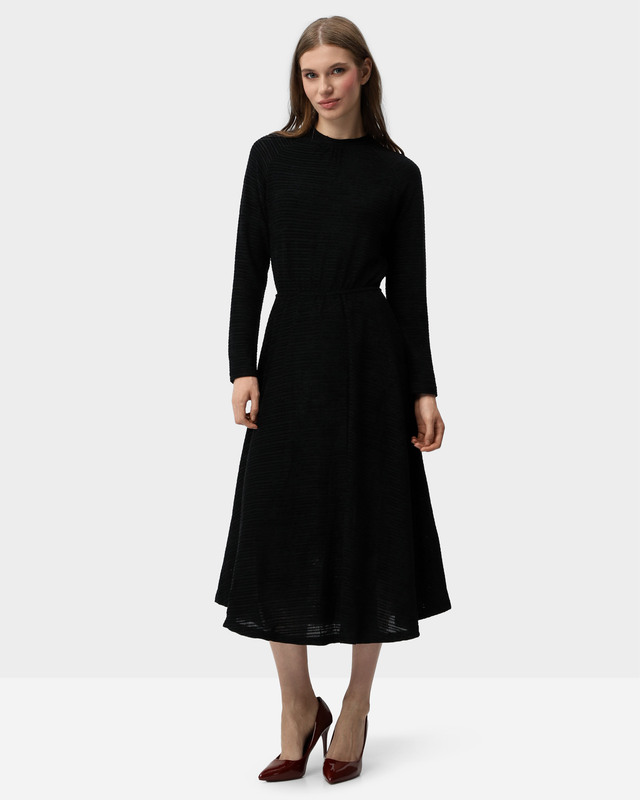 Платье приталенного силуэта из фактурного трикотажа