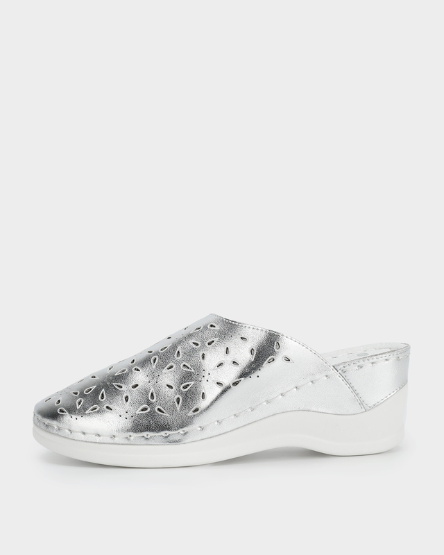 Сабо из натуральной кожи со сквозной перфорацией