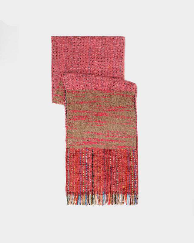 Утепленный шарф с шерстью в составе и бахромой по краям