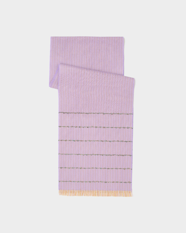 Шарф с бахромой по краям