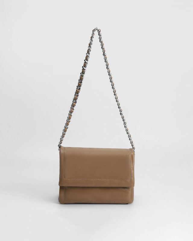 Сумка из искусственной кожи с ручкой-цепью и дополнительным съемным регулируемым ремнем