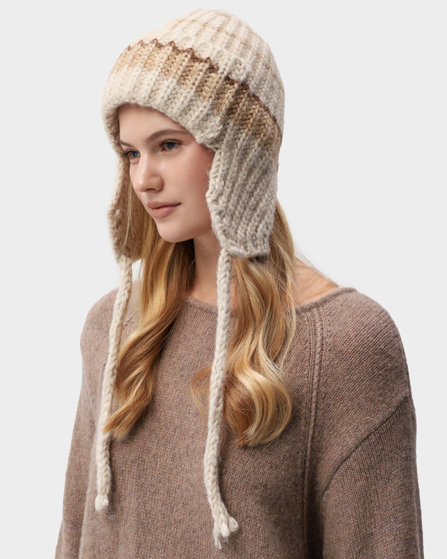 Женская шапка-ушанка вязаной  фактуры с шерстью и кашемиром в составе
