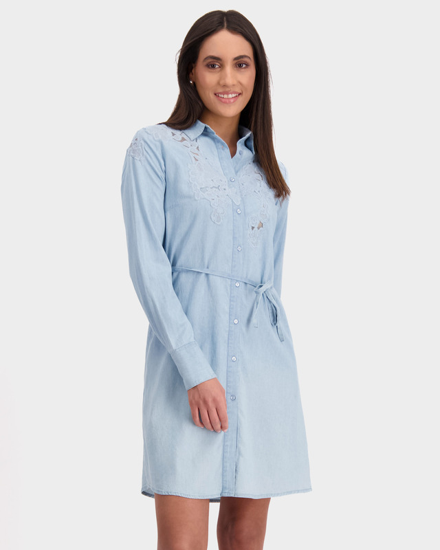 Платье-рубашка с кружевными деталями и поясом 14990₽