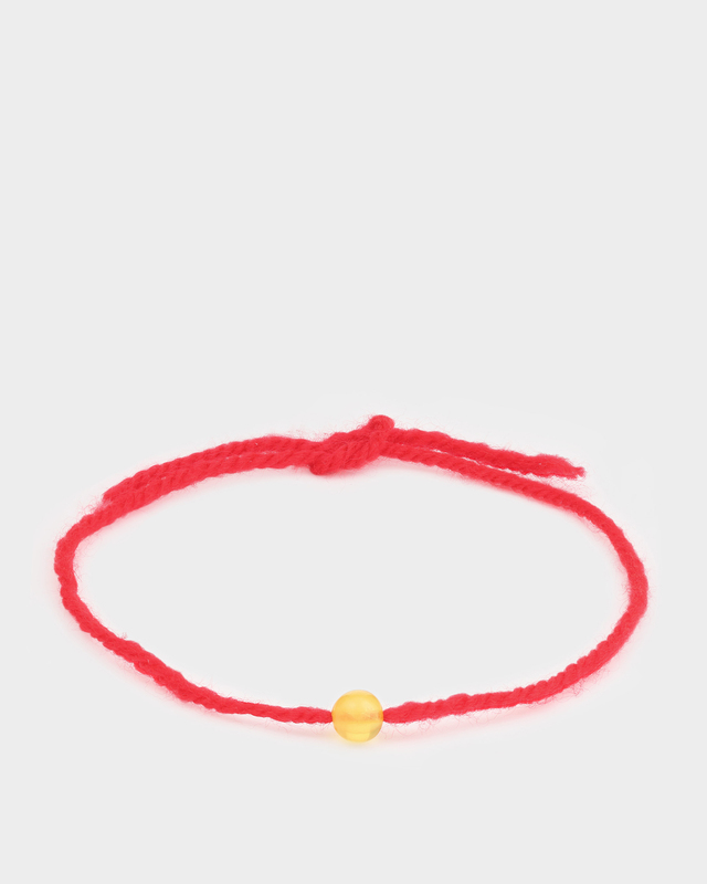 Браслет на красной нити с натуральным янтарем