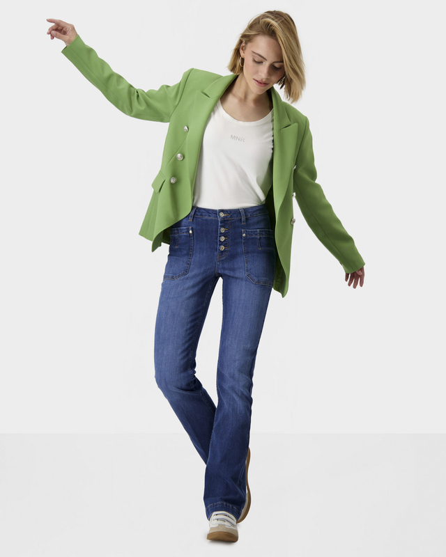 <html> <head></head> <body>  <ul>   <li>На основе хлопка</li>   <li>Классический зауженный крой</li>   <li>Застежка на 4 пуговицы</li>   <li>Накладные карманы спереди</li>   <li>Шлевки для ремня</li>  </ul>  <p>Эффектные джинсы Monai выполнены из темно-синего денима с легким эффектом потертости. Материал – высококачественный хлопок с добавлением волокон полиэстера для прочности и эластана. Джинсы застегиваются на металлические пуговицы. Спереди оригинальные накладные карманы.</p>  <p>Если у вас остались вопросы, вы можете написать нам в Telegram:&nbsp;<a href="https://t.me/ShoppingLive_9671117811_bot">8-967-111-7811</a>.</p> </body></html>