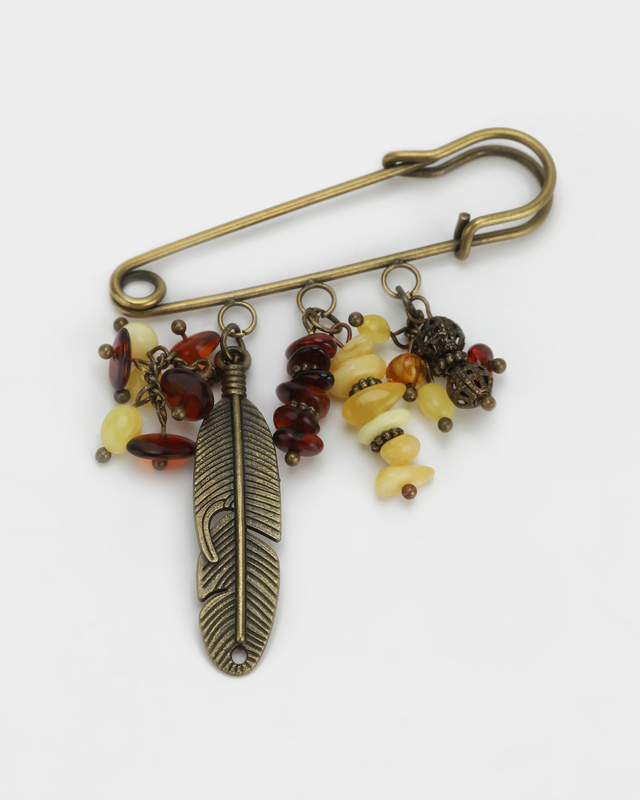 Брошь в виде английской булавки с подвесками из балтийского янтаря