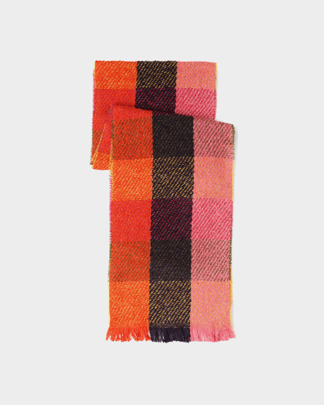 Утепленный шарф с шерстью в составе и бахромой по краям