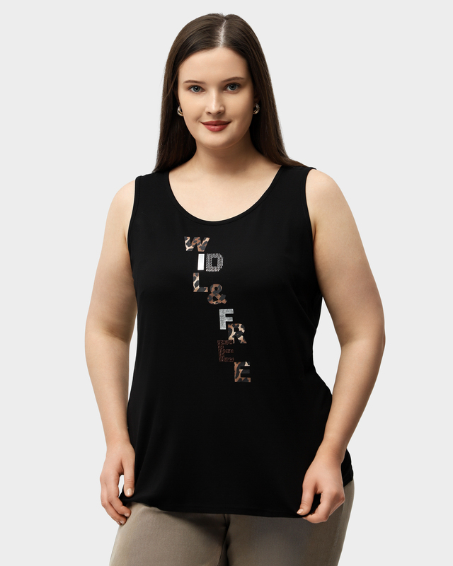 Топ из мягкого трикотажа с анималистическим принтом-надписью и стразами