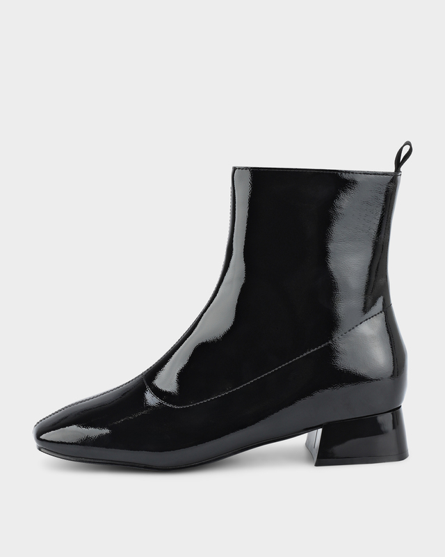 Полусапоги из натуральной лакированной кожи 2590₽