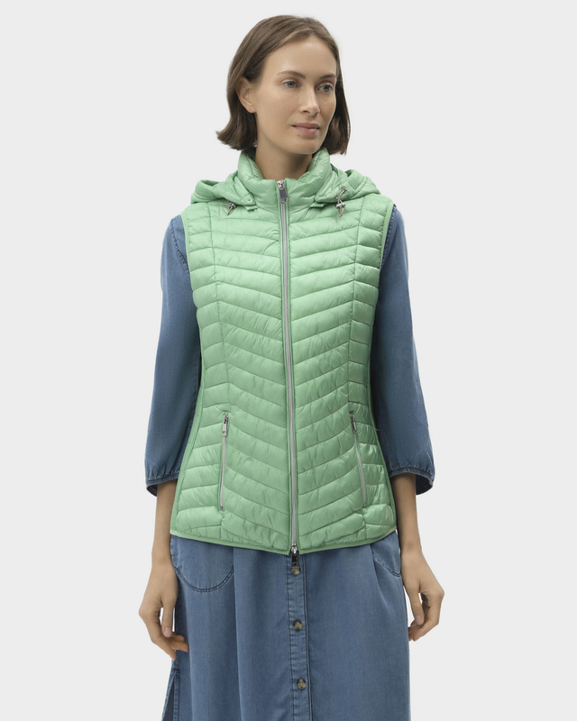 Стеганый приталенный жилет со стройнящим эффектом