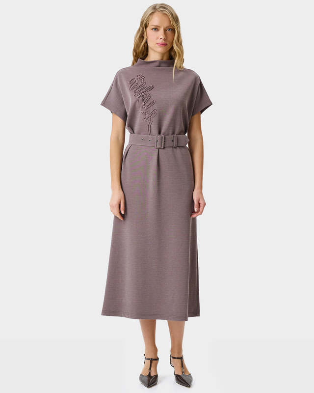 Фактурное трикотажное платье с ремнем в комплекте