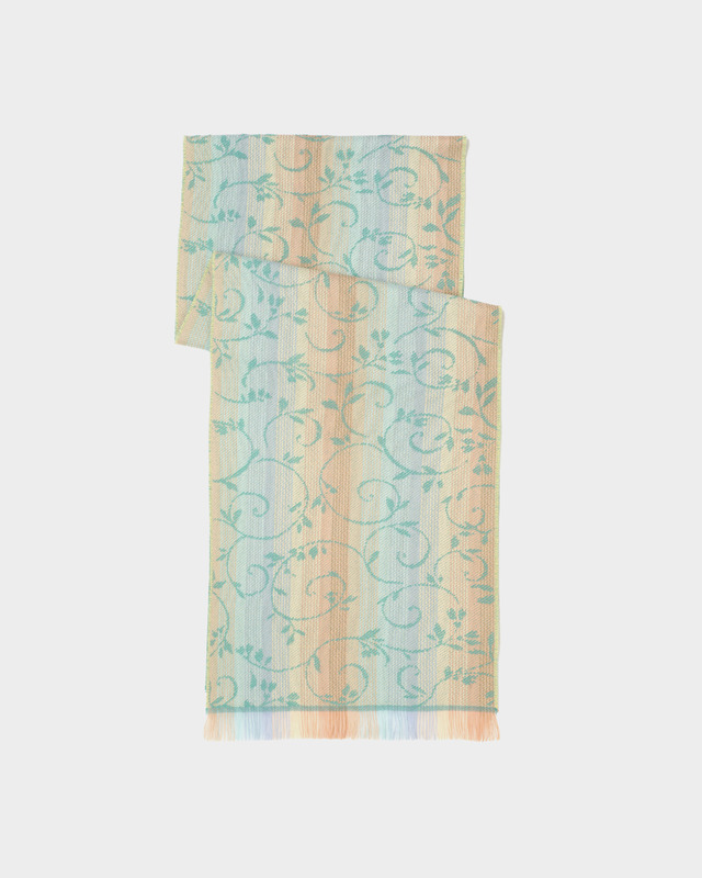 Шарф с узорами и бахромой по краям