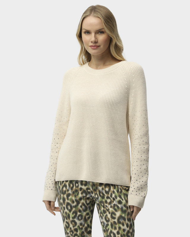 Пуловер прямого кроя со стразами на рукавах и боковыми разрезами