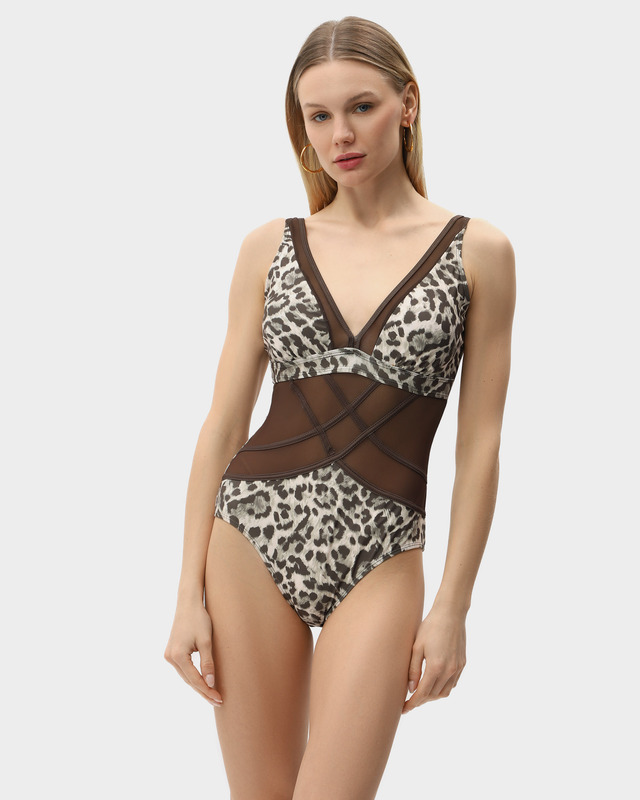 <html> <head></head> <body>  <ul>   <li>Цельнокроеные бретели</li>   <li>Декоративная сетка</li>   <li>Подкладки в груди</li>  </ul>  <p>Купальник сложного кроя с широкими цельнокроеными бретелями с сетчатой окантовкой, обрамляющей зону декольте. Поролоновые подкладки в груди можно достать через специальные отверстия. Фигурно нашитая тесьма на сетку обрамляет талию спереди.</p>  <p>Если у вас остались вопросы, вы можете написать нам в <a href="https://t.me/ShoppingLive_9671117811_bot">Telegram</a>.</p> </body></html>