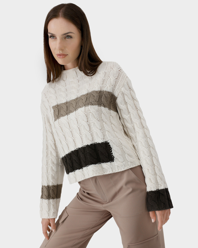 Пуловер из мягкой шерстяной пряжи