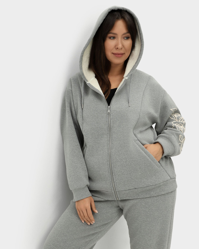 Утепленная толстовка с капюшоном и вышивкой на рукаве