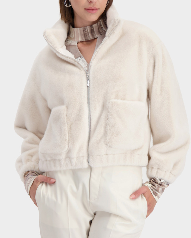 Короткая куртка из экомеха с накладными карманами