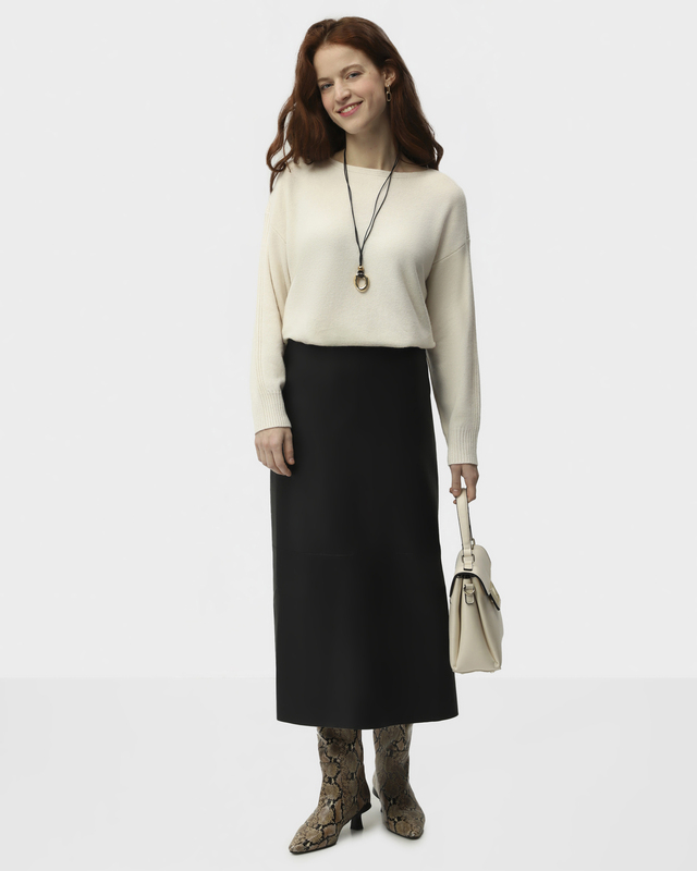 Миди юбка из мягкой экокожи с открытым краем