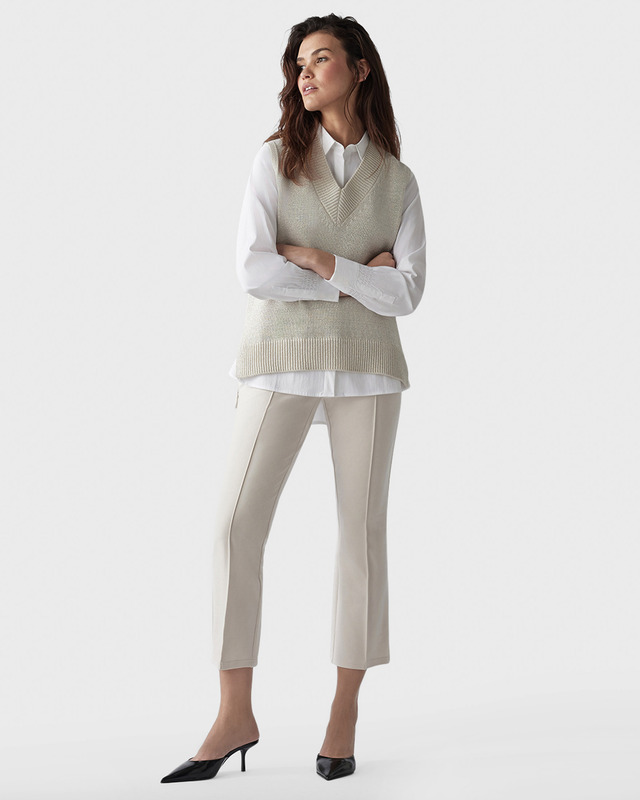 Укороченные брюки с декоративной отстрочкой по центру брючин