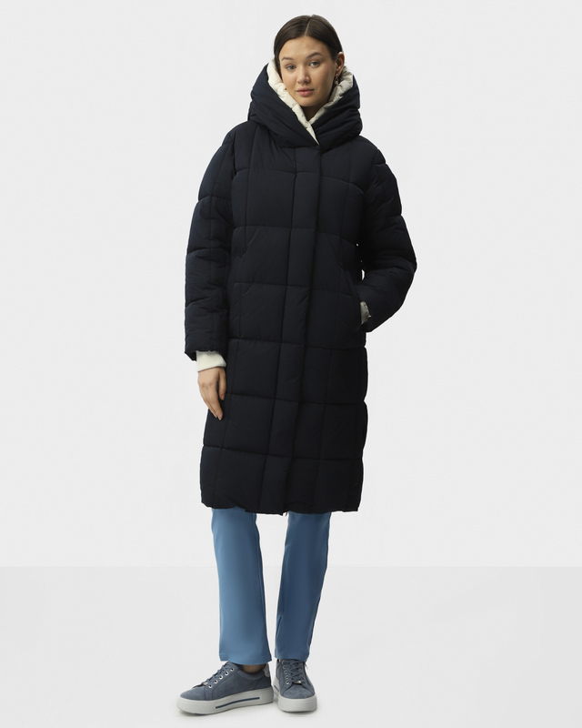 Стеганое пальто с объемным капюшоном и боковыми разрезами на кнопках