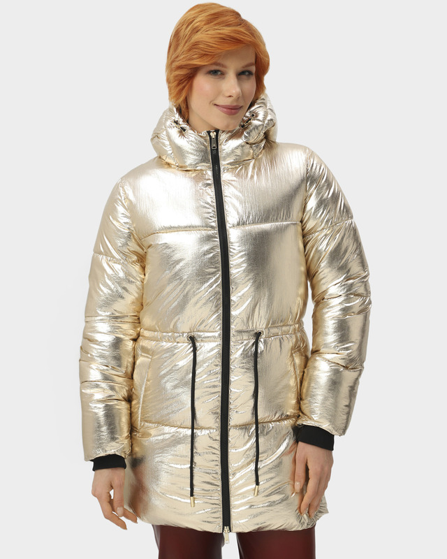 Стеганая куртка с потайным поясом-кулиской и объемным капюшоном