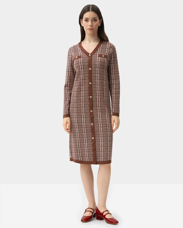 Вязаное платье миди с акцентными пуговицами